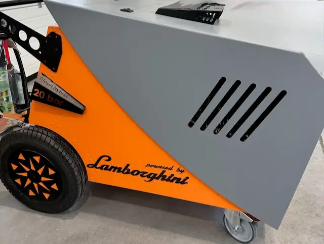 Ekologiczne mycie auta parą przy użyciu Fortador Lamborghini